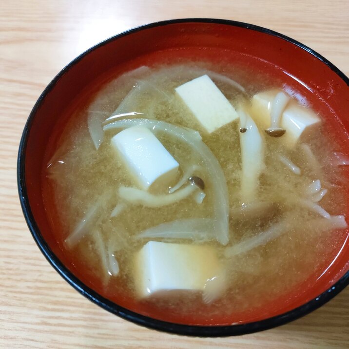 玉ねぎと豆腐としめじの味噌汁